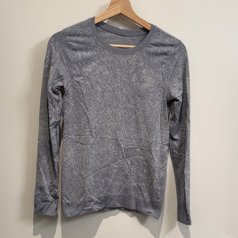 Lululemon size 4 long sleeve top